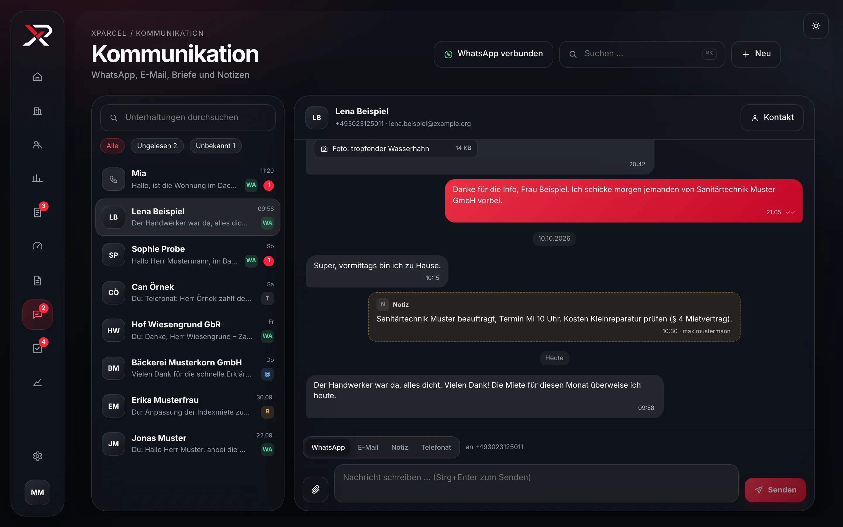Kommunikation mit Mietern: WhatsApp-Verlauf mit Foto, interner Notiz und Eingabefeld, links die Unterhaltungen per WhatsApp, E-Mail, Brief und Telefon.